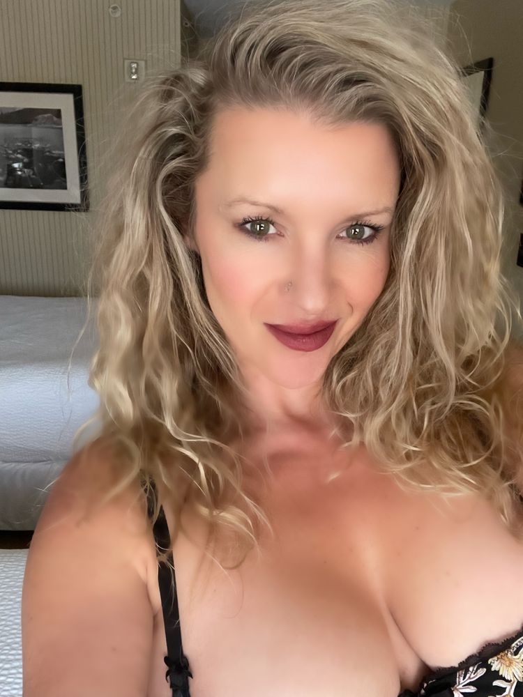Best Spit Roast OnlyFans Accounts billie_hotwife