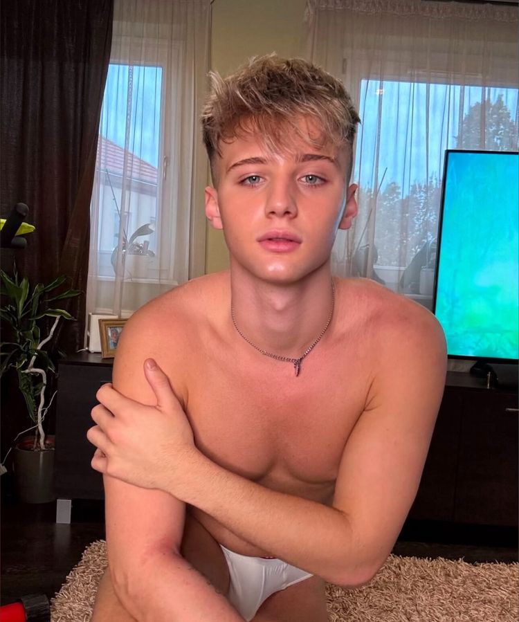 Best Handsome OnlyFans Accounts blondeking21