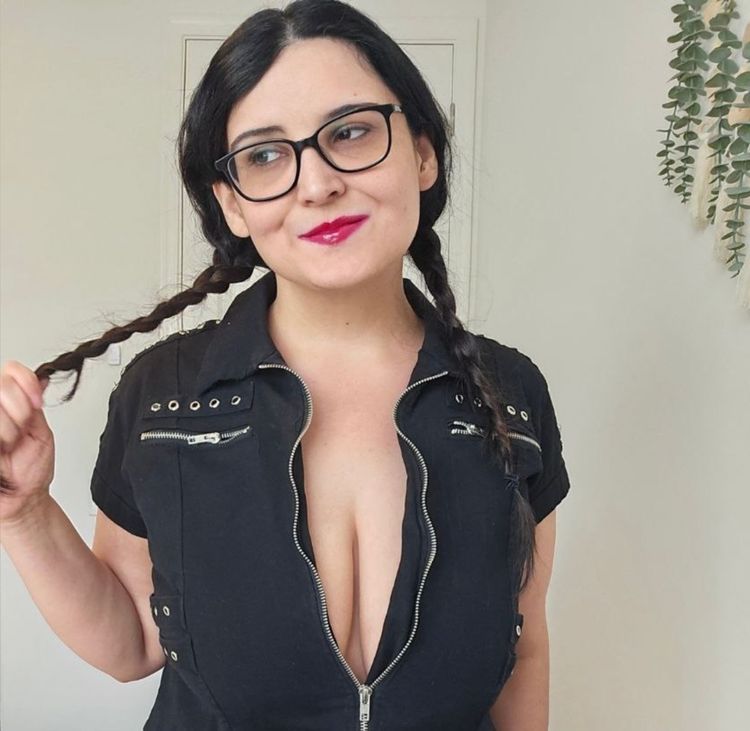 Best Nerd OnlyFans Accounts corruptviolet