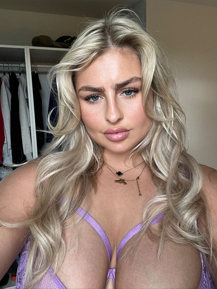 Best OnlyFans Accounts Belgium curvychubgirl