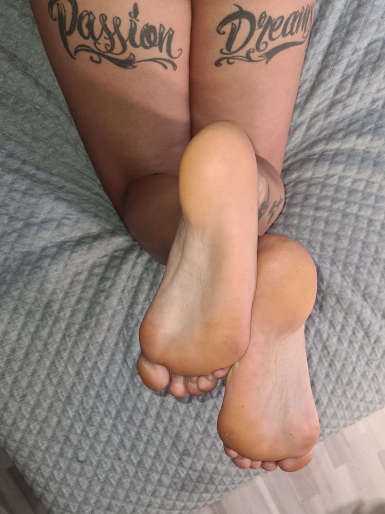 Best Pretty Toes OnlyFans Accounts intense_noctema