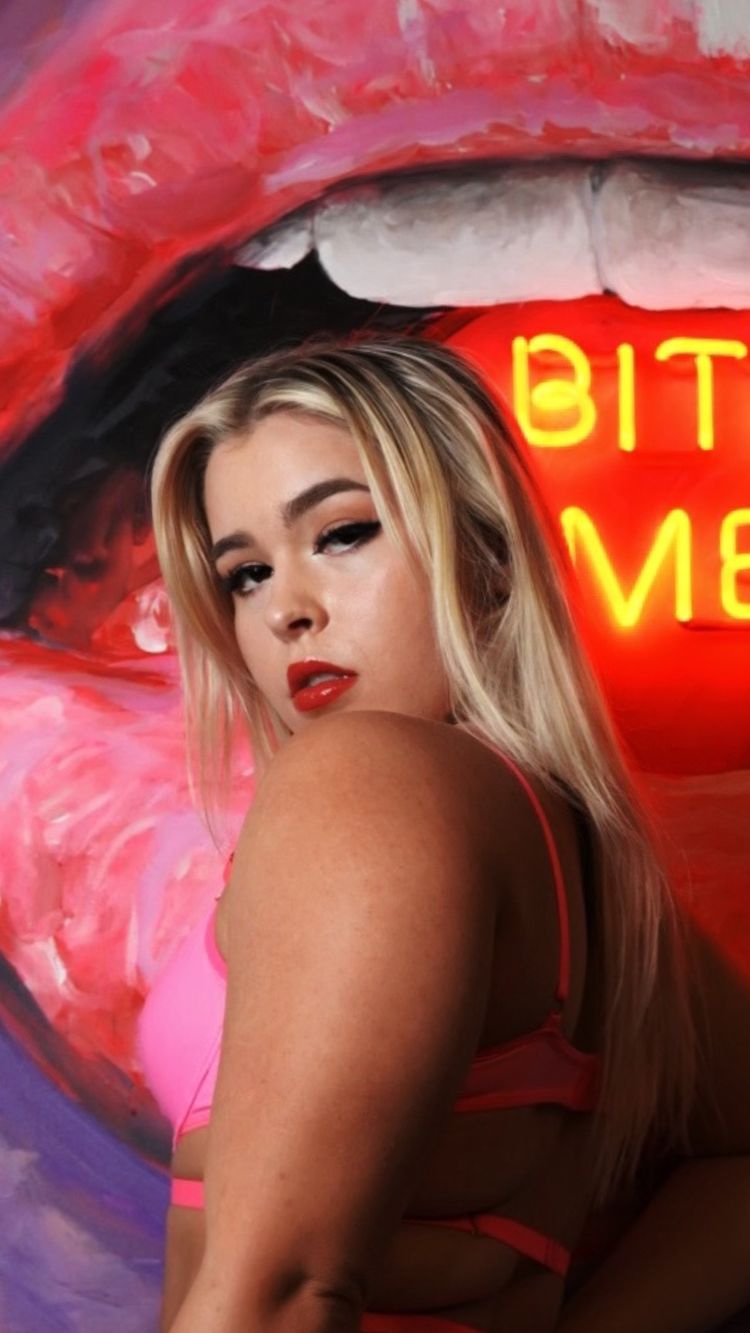 Best Bombshell OnlyFans Accounts kiianaa