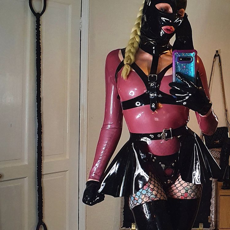 Best Toes OnlyFans Accounts latexloverlaura