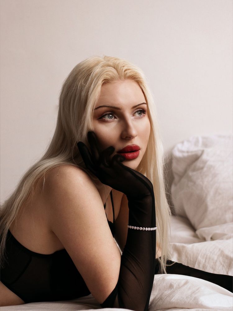 Best White Hair OnlyFans Accounts lizzy_blonde