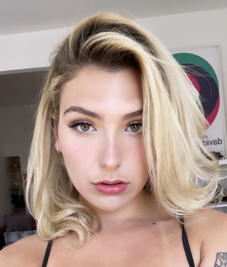 Best Bottom OnlyFans Accounts moxiedoll