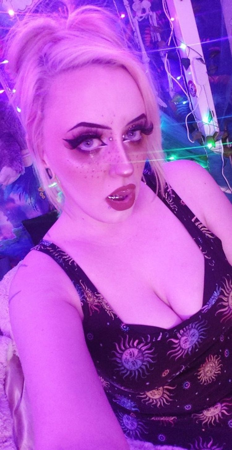 Best Nonbinary OnlyFans Accounts nebulastarlight