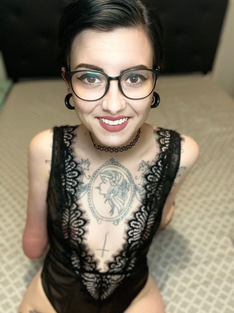 Best Amputee OnlyFans Accounts raven_love22