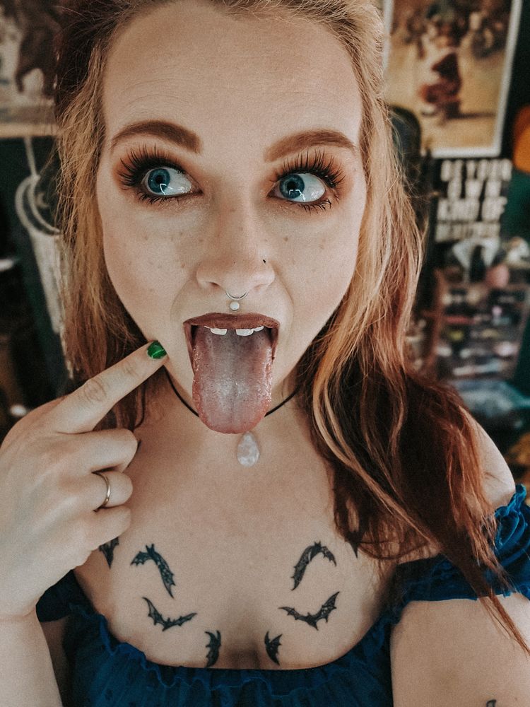 Best Mom Bod OnlyFans Accounts strawberrie_wine