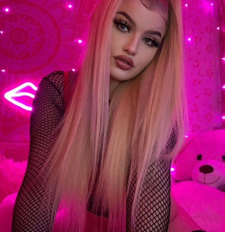 Best Snowbunny OnlyFans Accounts strawty